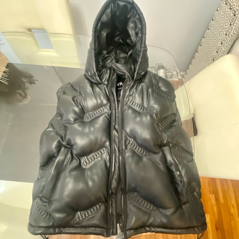 Men’s puffer faux leather vest. Size s-m , wonder piece 🔥🔥🔥